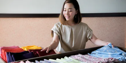 画像:色浴衣を選ぶ女性